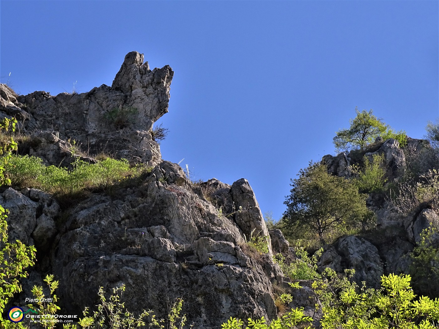 30 In decisa salita tra roccioni.JPG